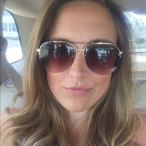 Meet your Posher, Caitlin